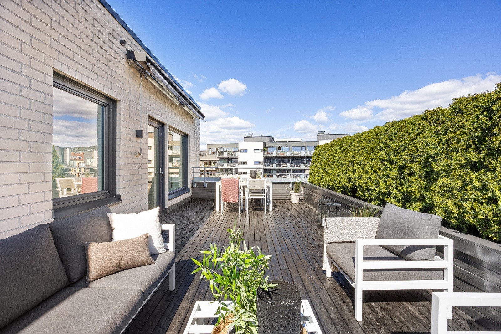 Terrassen oppleves som svært privat med lite innsyn. Galleribilde