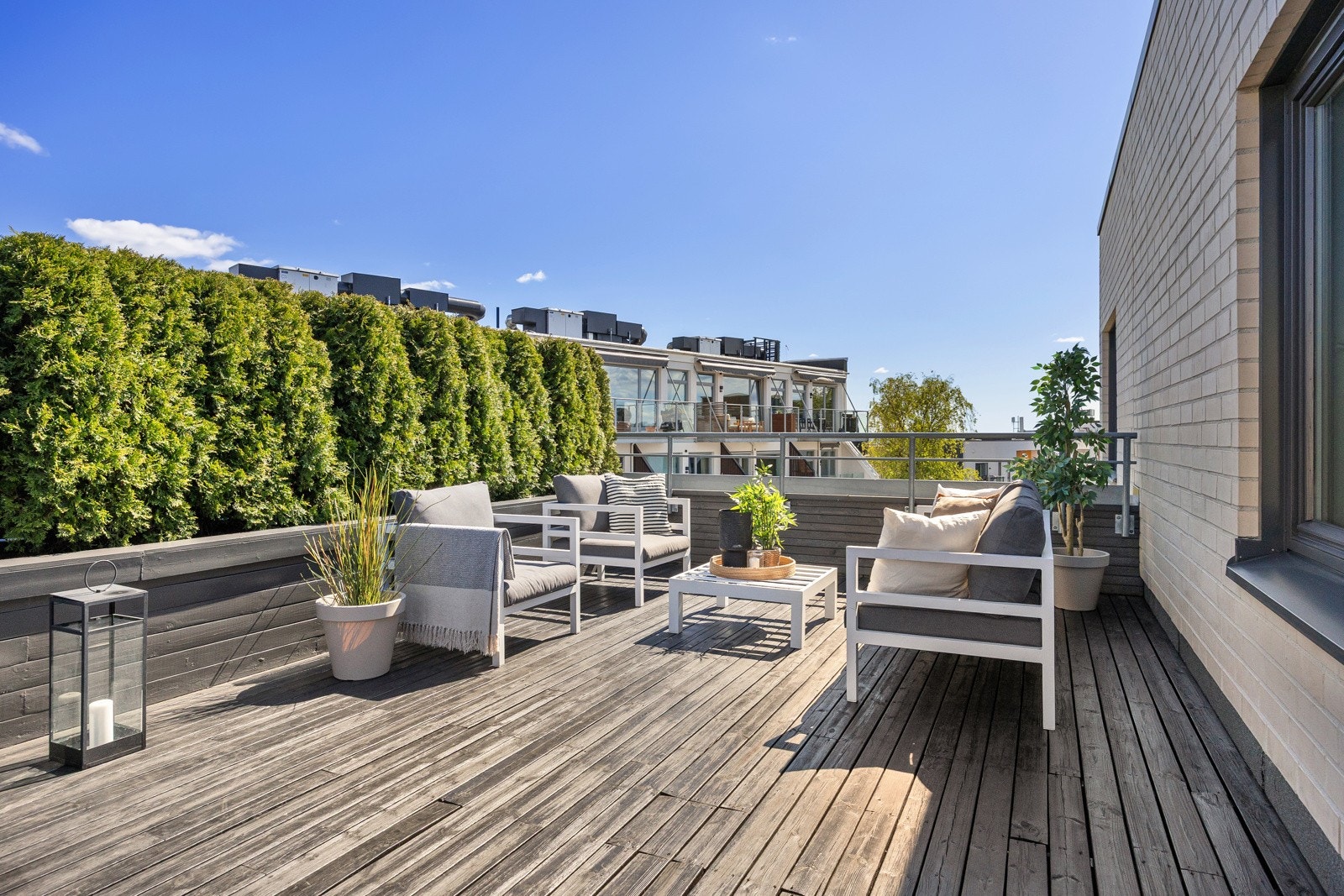 Det er mer enn nok plass til å innrede med sittegruppe, spisebord, solsenger og grill. Galleribilde