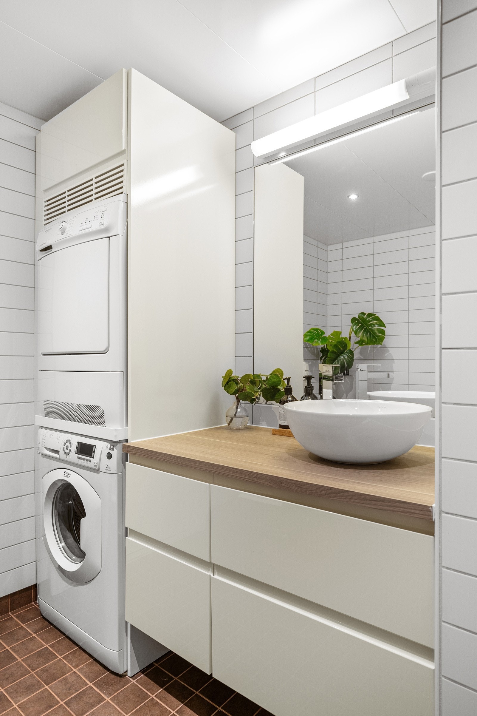 Delikat og flislagt baderom av god størrelse. Vaskemaskin og tørketrommel medfølger handelen. Galleribilde