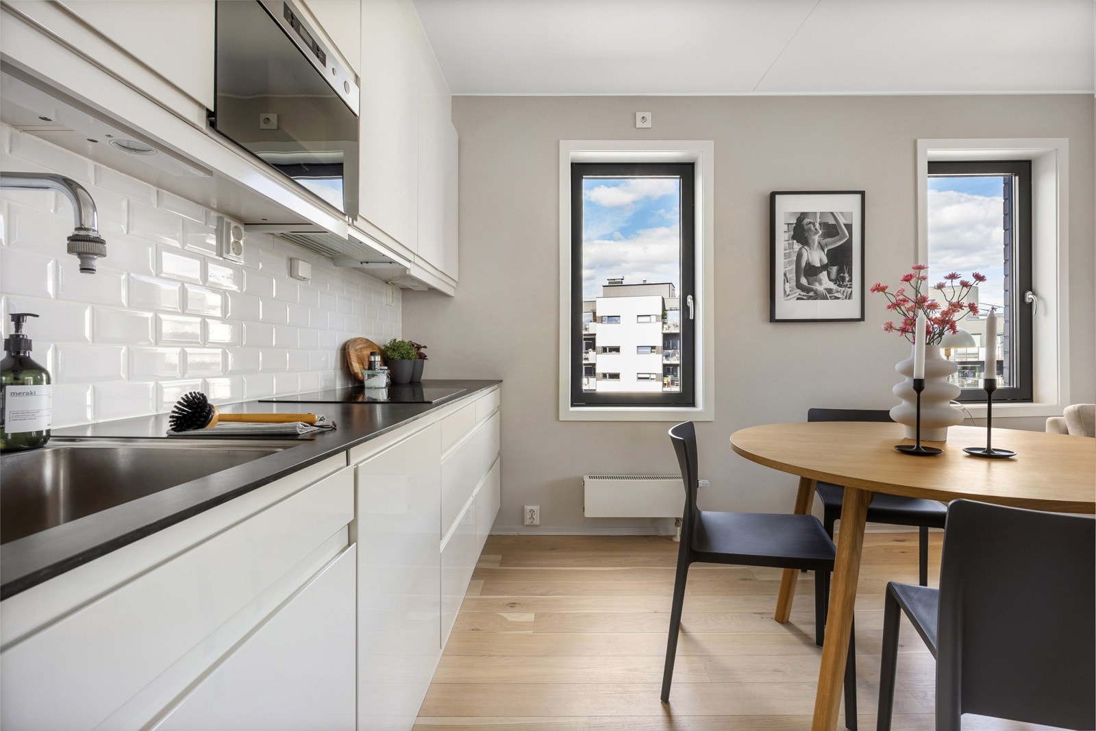 Videre er kjøkkenet utstyrt med lekkasjestopper under oppvaskkum og komfyrvakt tilkoblet platetopp. Galleribilde