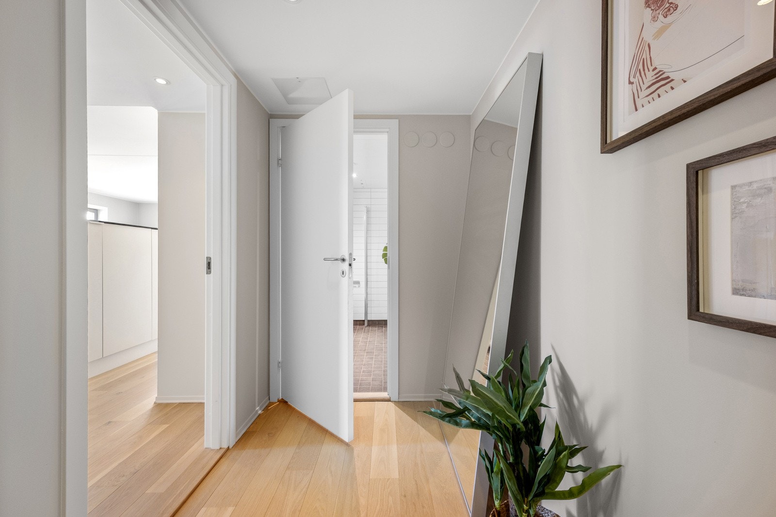 Leiligheten disponerer en kjellerbod på 6m². Sameiet har i tillegg en felles sykkelbod. Galleribilde