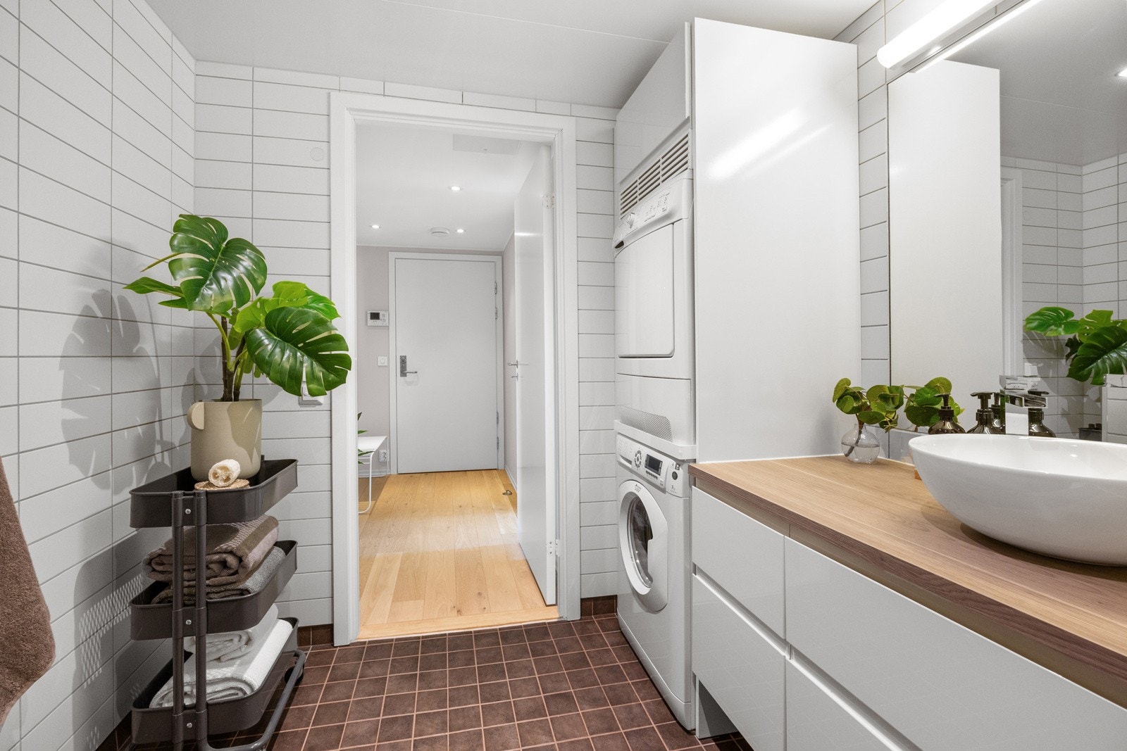 Det er behagelig gulvvarme og nedsenket himling med downlights. Galleribilde