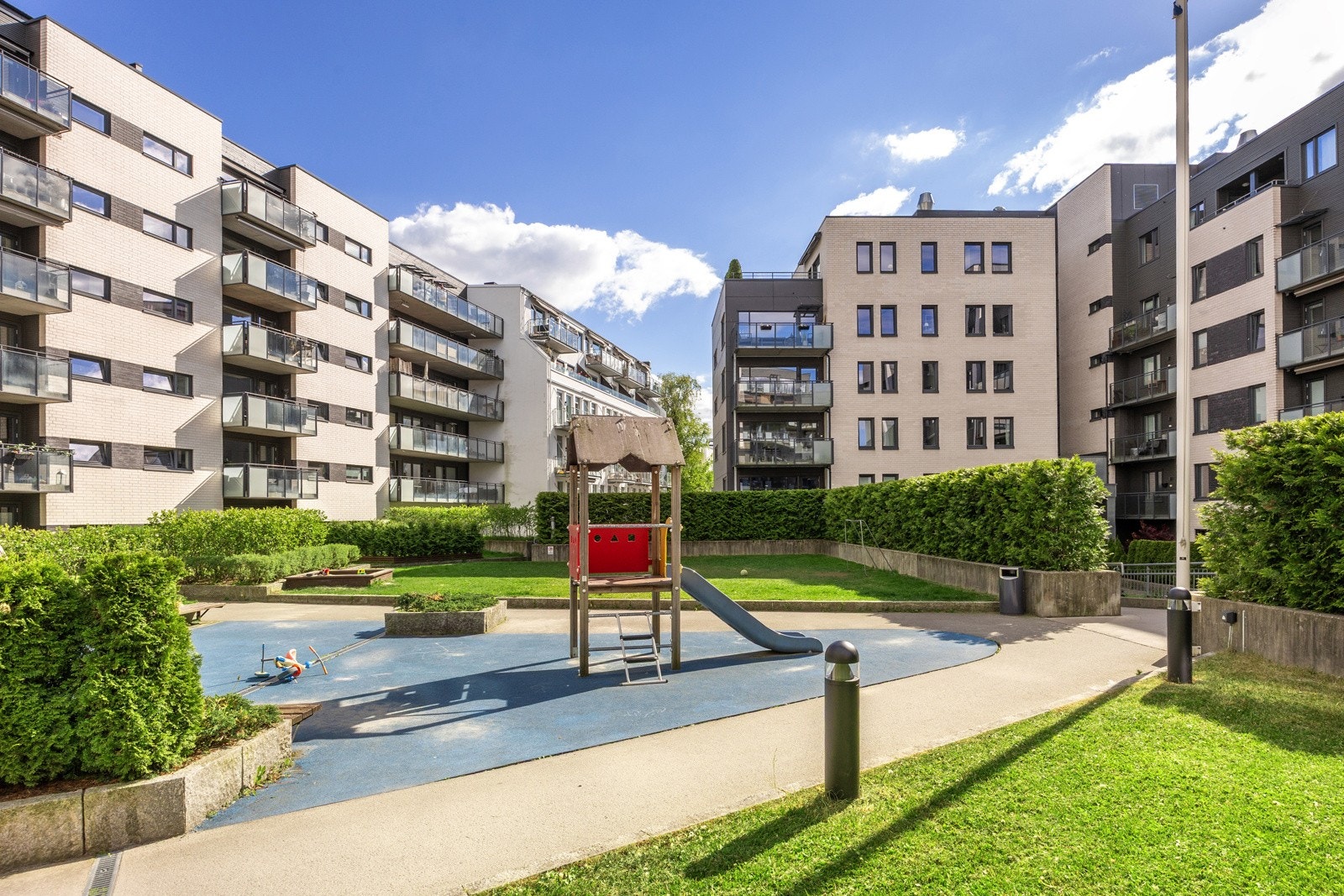 Fine fellesarealer opparbeidet med plen, lekeplass og sittegrupper. Galleribilde