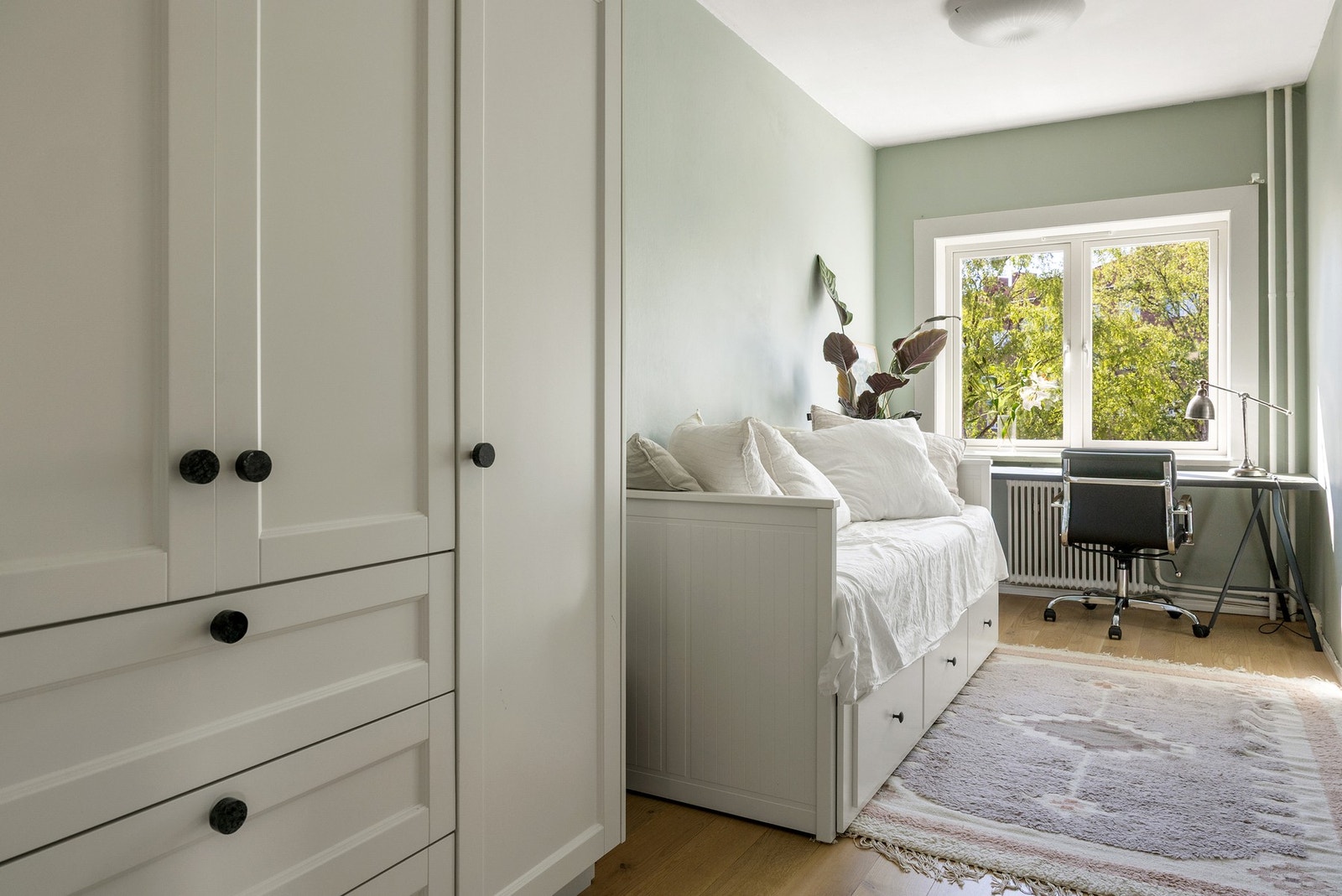 Soverom to er i dag innredet med sovesofa og hjemmekontorplass. Galleribilde