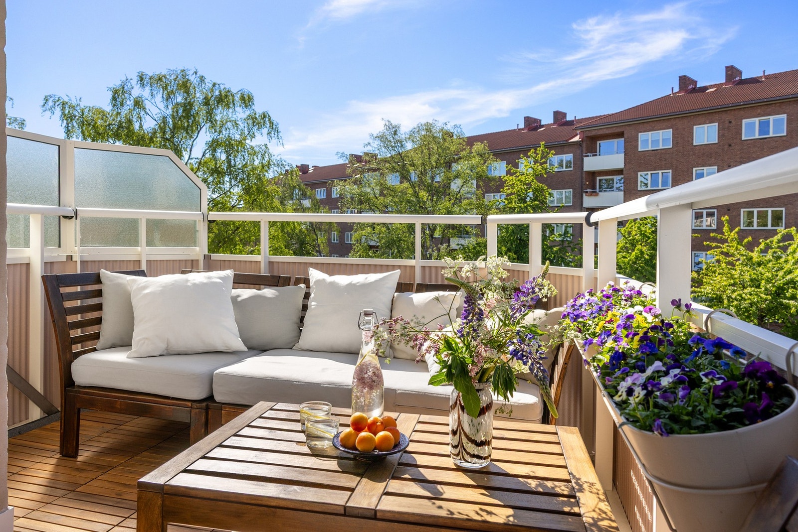 Leiligheten har en flott balkong med topp solforhold (bilde tatt 19. mai kl. 15:45). Galleribilde