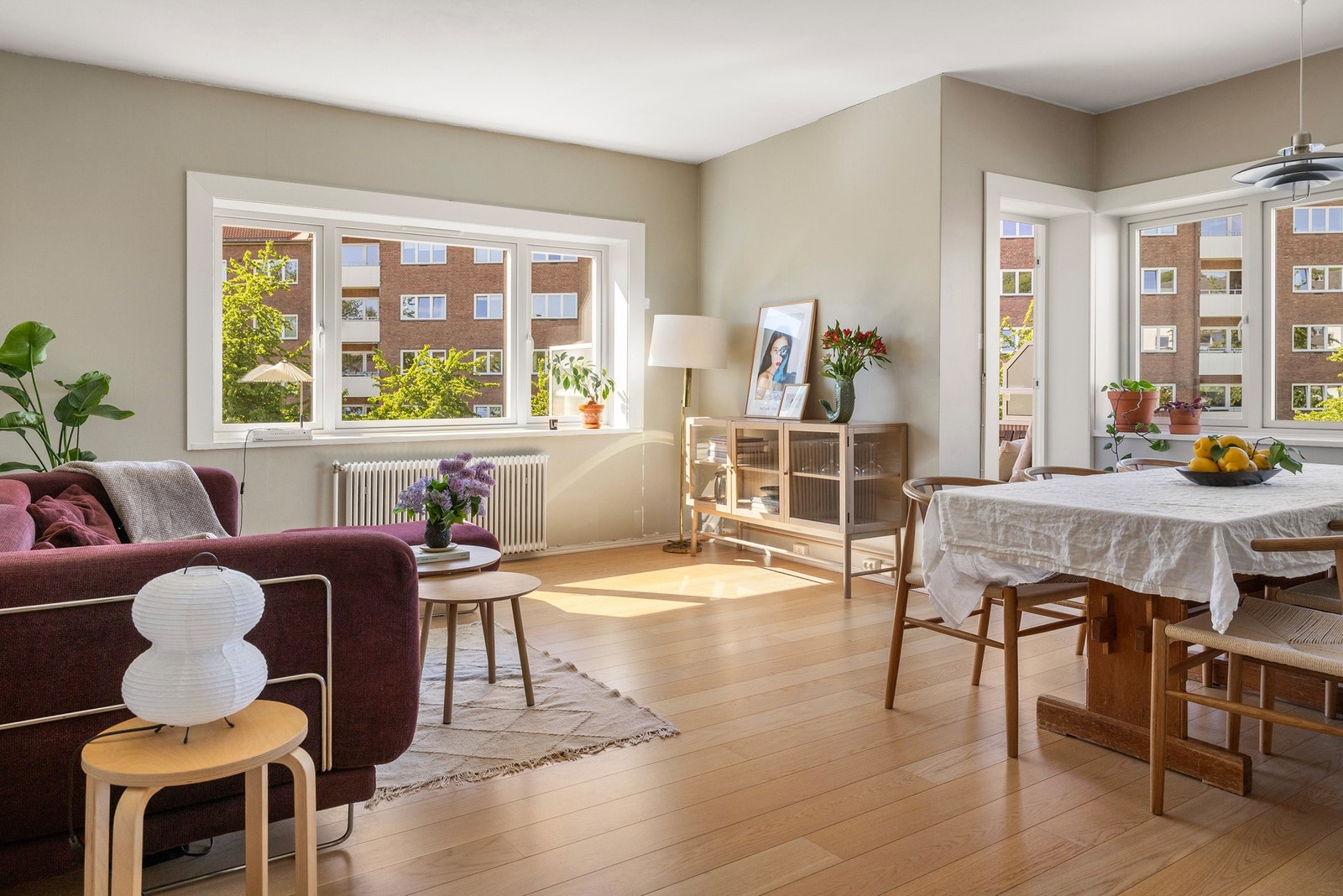 Deilig stue med mye fint lys og lite innsyn. Galleribilde