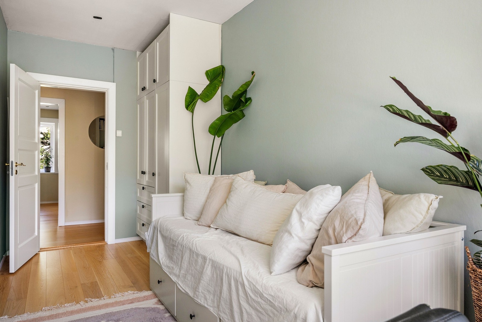Soverom to har også det plass til en romslig garderobe. Galleribilde