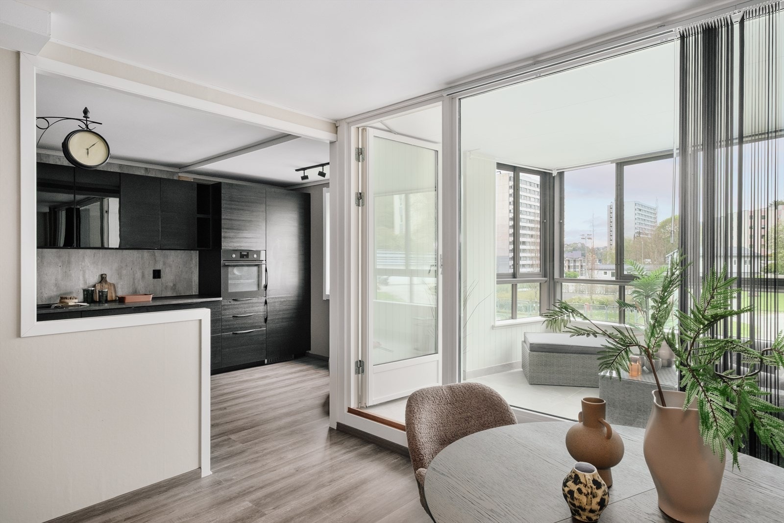 Fra stuen er også direkte utgang til innglasset balkong Galleribilde