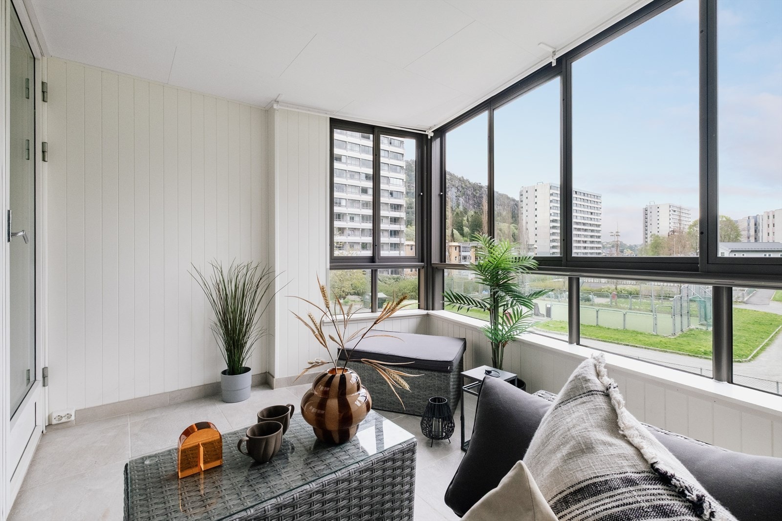 Balkongen måler 8,2m² og har god plass til ønskelig møblement Galleribilde