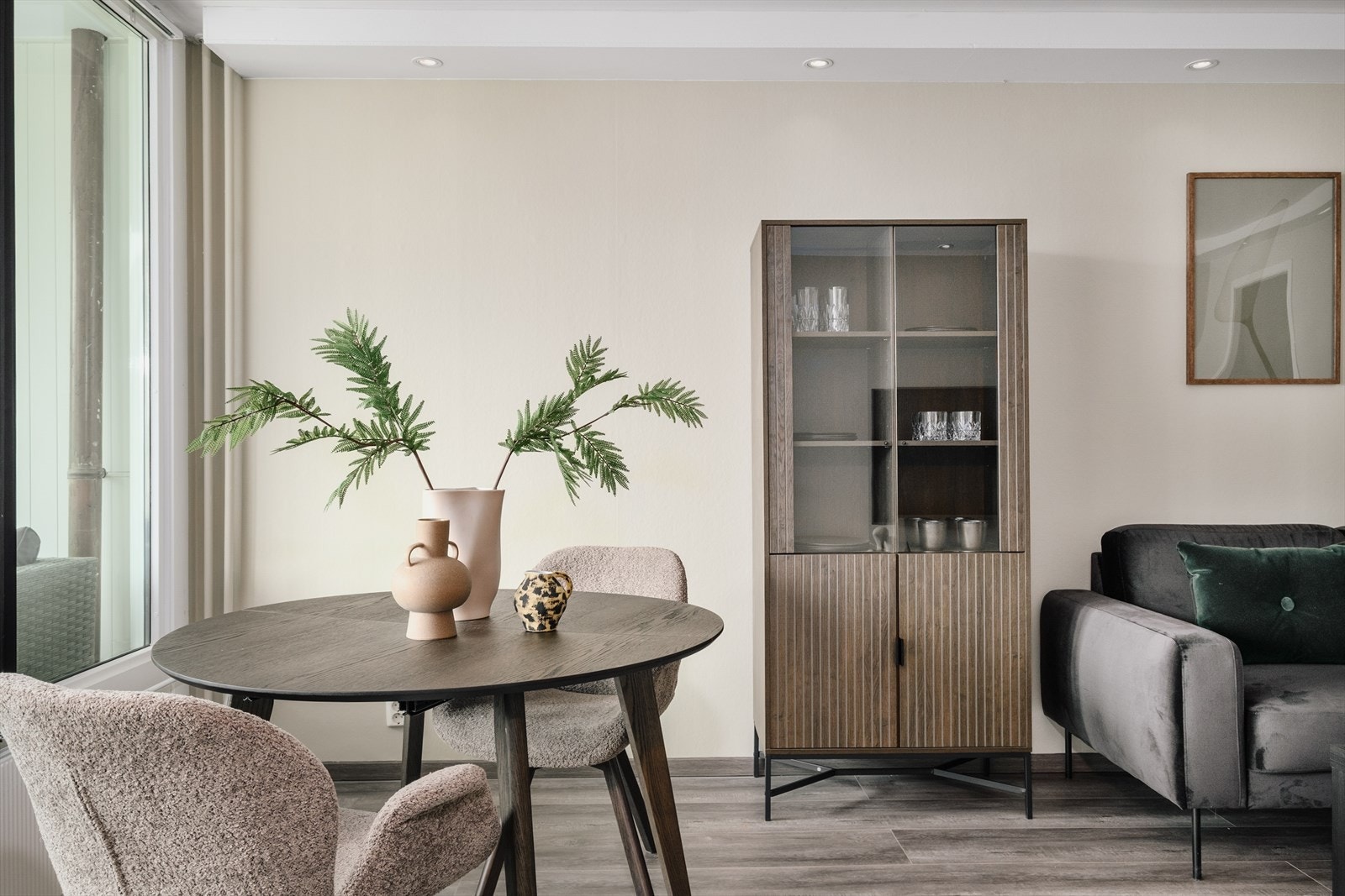 Størrelsen på stuen gjør den enkel å innrede etter ønske Galleribilde