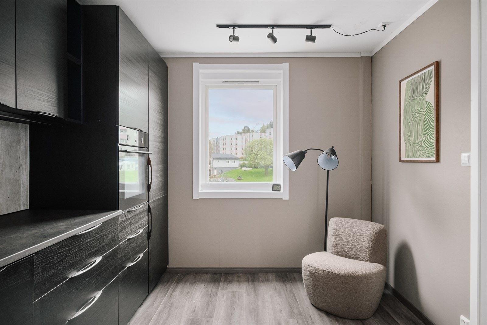 Fra kjøkkenet har du utsikt over nærområdet Galleribilde