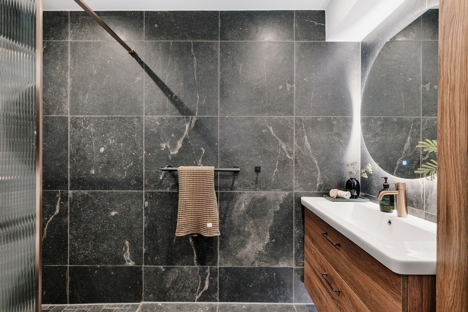 Badet er helfliset og har varmekabler i gulv Galleribilde