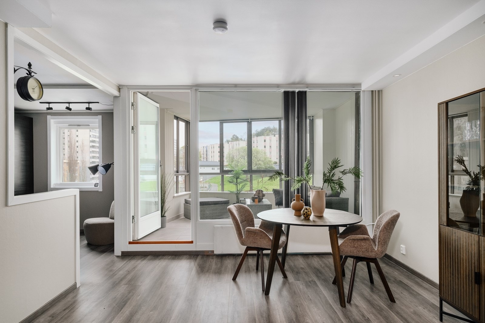 Overflatene fremstår med tidsriktige farger. Store vinduer gir rikelig med naturlig lysinnslipp Galleribilde