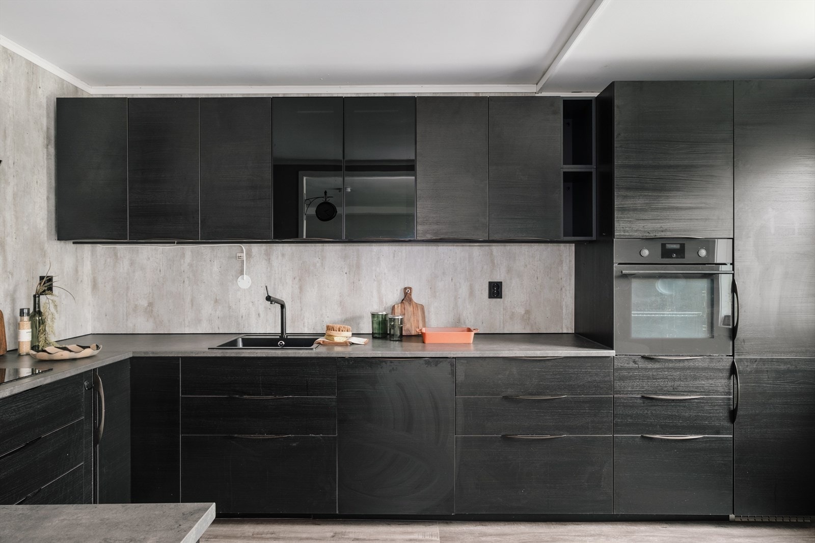 Kjøkkenet er stort og har rikelig med benke- og skapplass Galleribilde