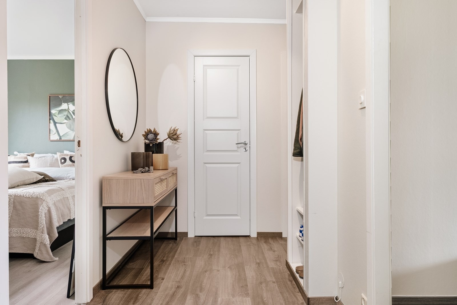 Lys og innbydende entré med plass til oppbevaring Galleribilde