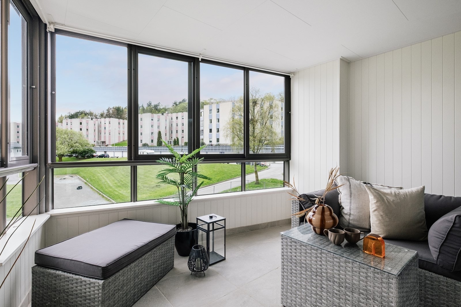 Midtsommers er det gode solforhold på terrassen Galleribilde