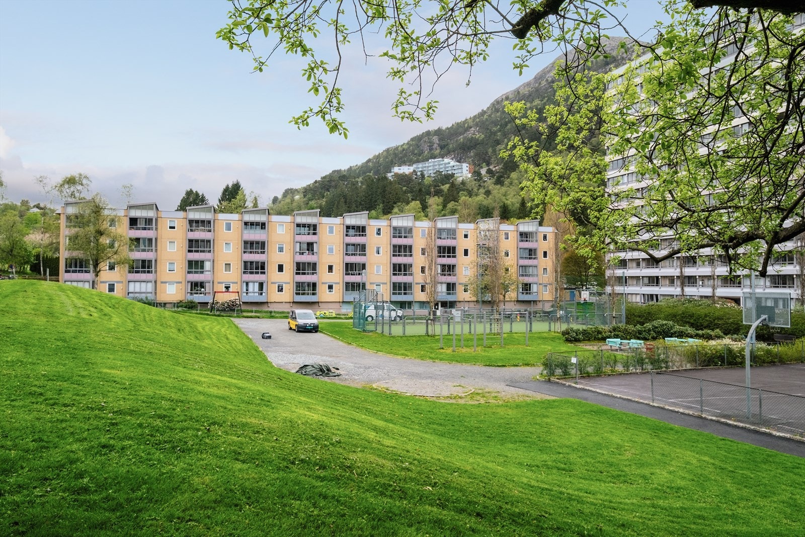 Velholdte fellesarealer med grøntområder, lekeplass og sittegrupper. Borettslaget har også interne gangveier, parkeringsplasser og ballbinge for beboernes bruk Galleribilde