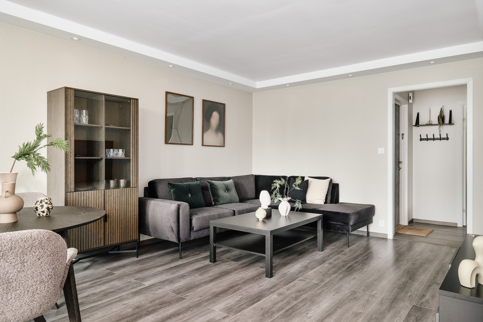 Leiligheten fremstår som romslig med moderne overflater og kvaliteter Galleribilde