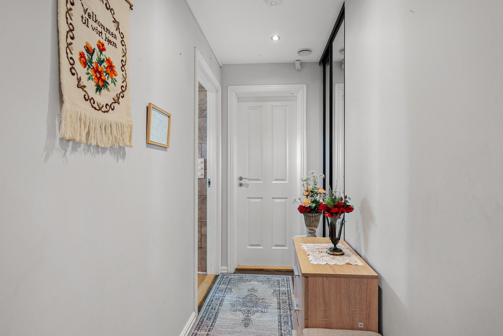 Velkommen inn i boligens utleiedel - her i gang/entré Galleribilde