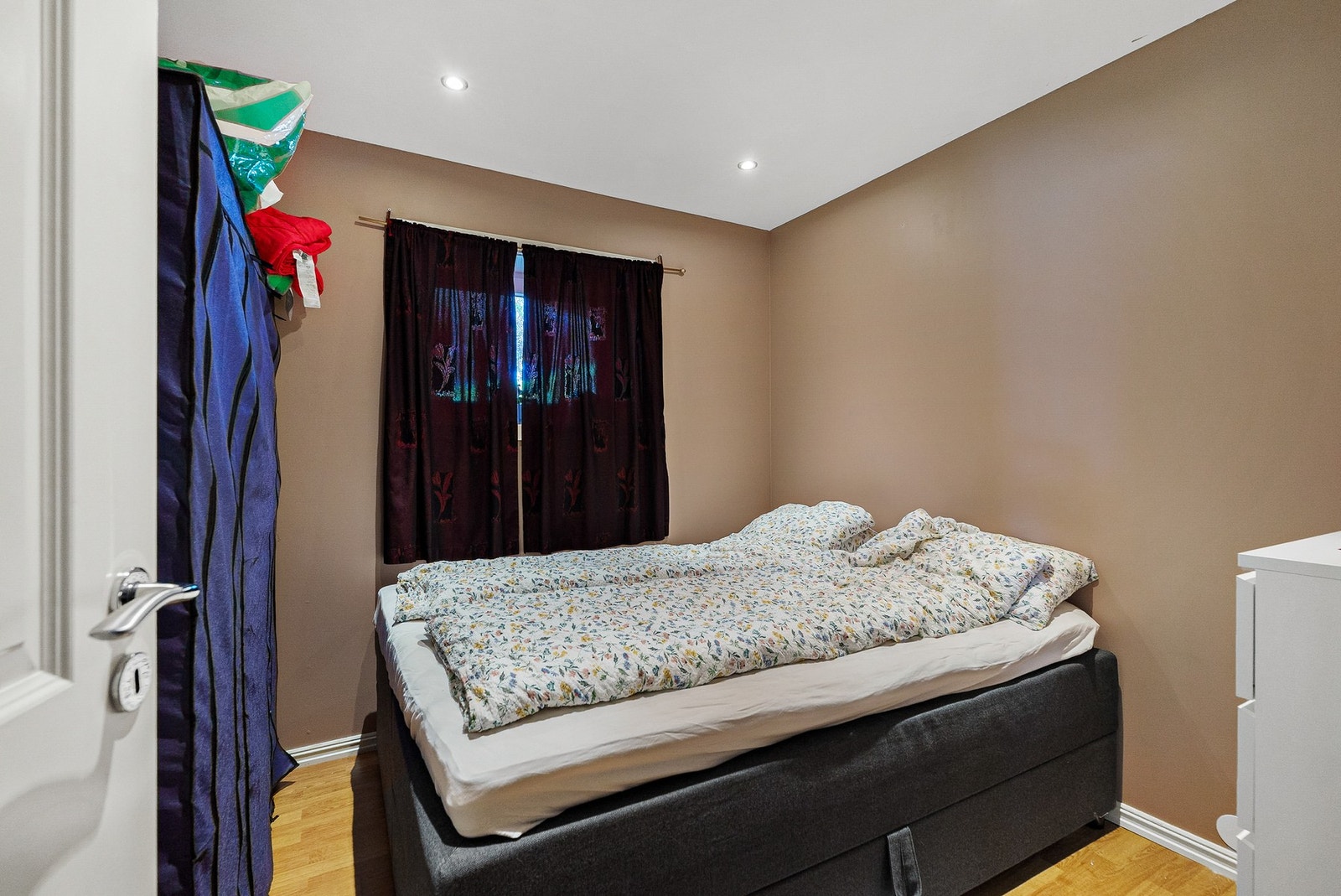 Bod innredet som soverom, rommet er etter byggetegning oppført som bod. Soverommet i leiligheten lot seg ikke fotografere på befaringstidspunktet. Galleribilde