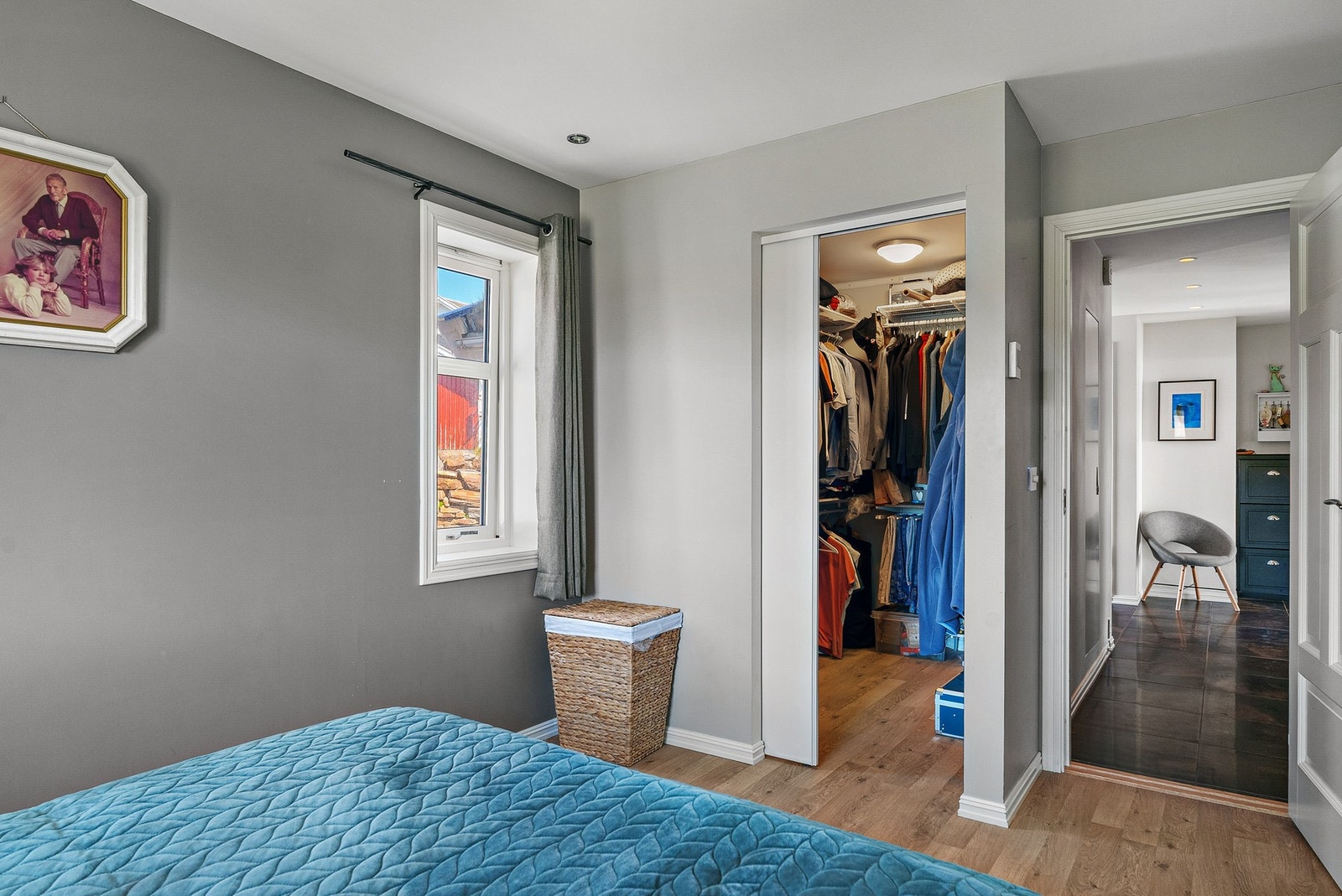 Svært praktisk walk-in closet - gjør morgenen enkel og oversiktlig Galleribilde