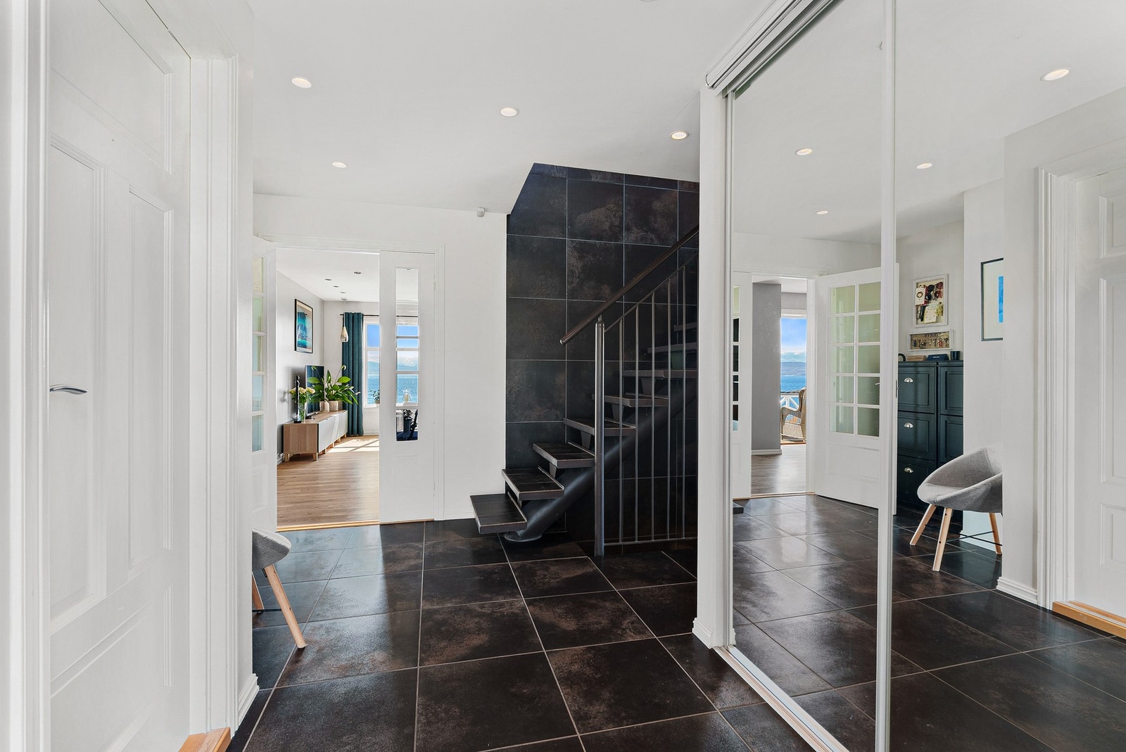 Entréen danner umiddelbart et inntrykk av boligen. Fra entré når du bad, over- og underetasje samt soverom. Galleribilde