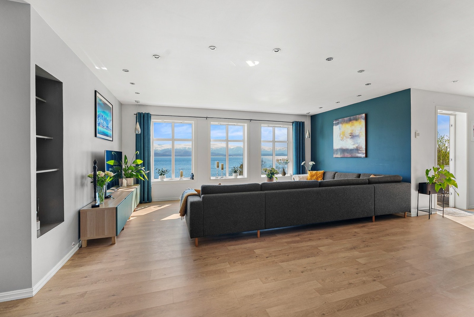 Stuen - En stue med det man kaller en luftig følelse, upåklagelig utsikt og utgang til balkong i hver ende Galleribilde