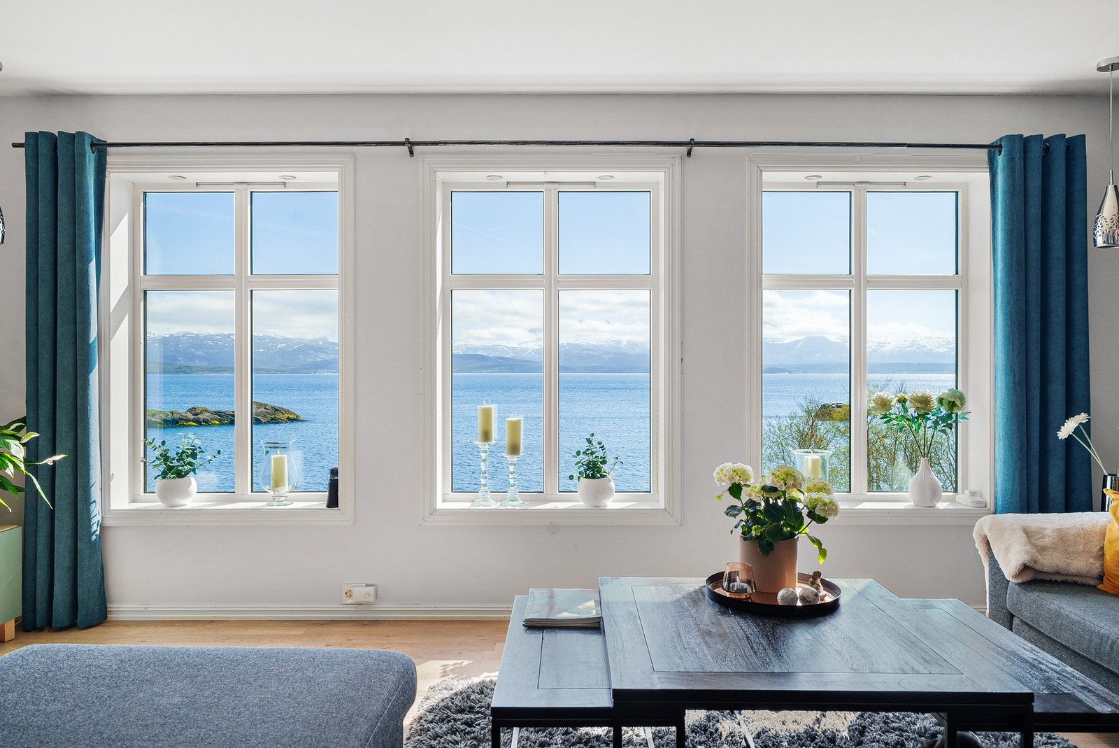 Hele boligen har rikelig med vinduer mot havet Galleribilde