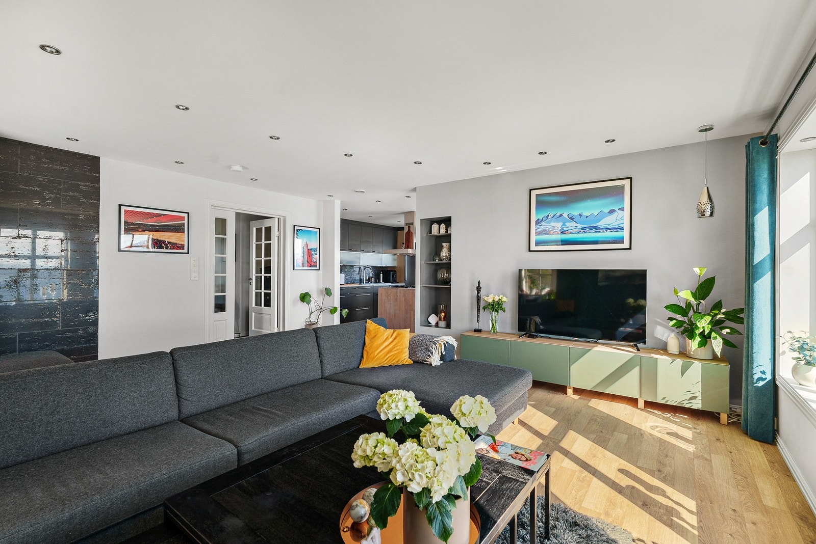 Spotter i tak sørger også for perfekt belysning på mørkere kvelder Galleribilde