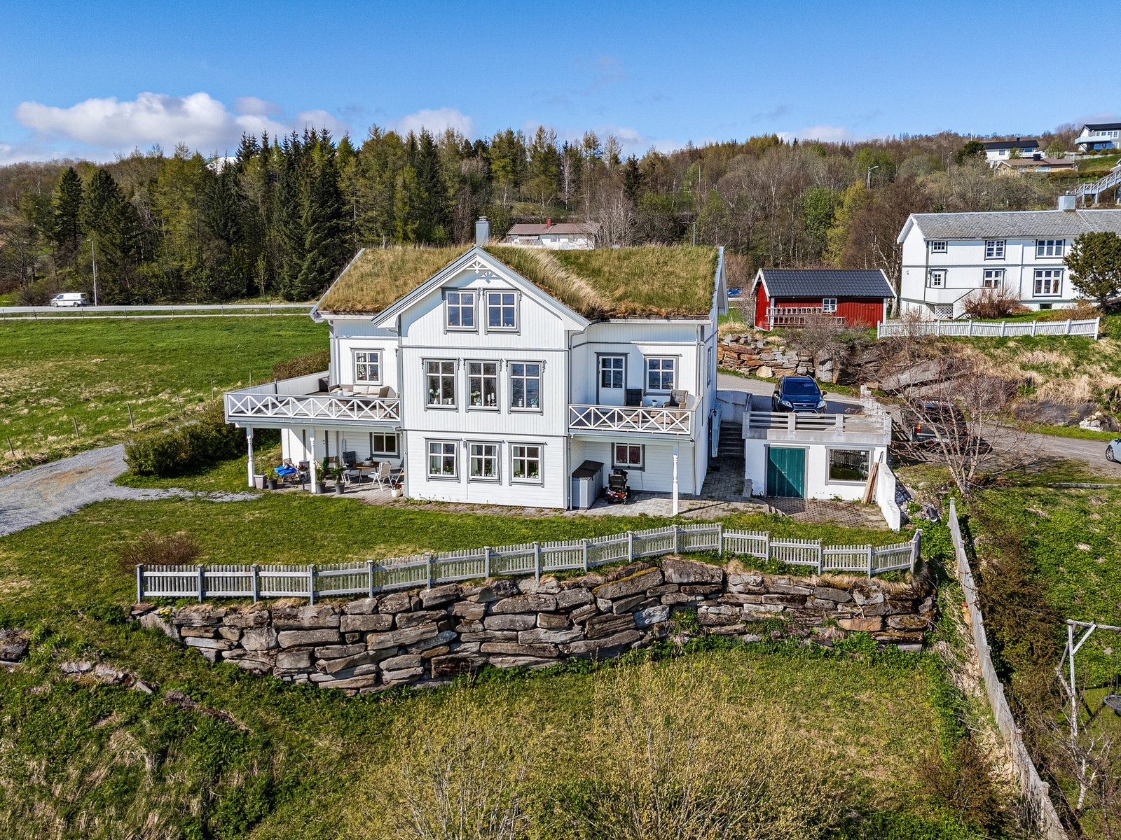 Mye potensiale å utnytte på uteområdene. Se punkt "diverse" i salgsoppgaven. Galleribilde