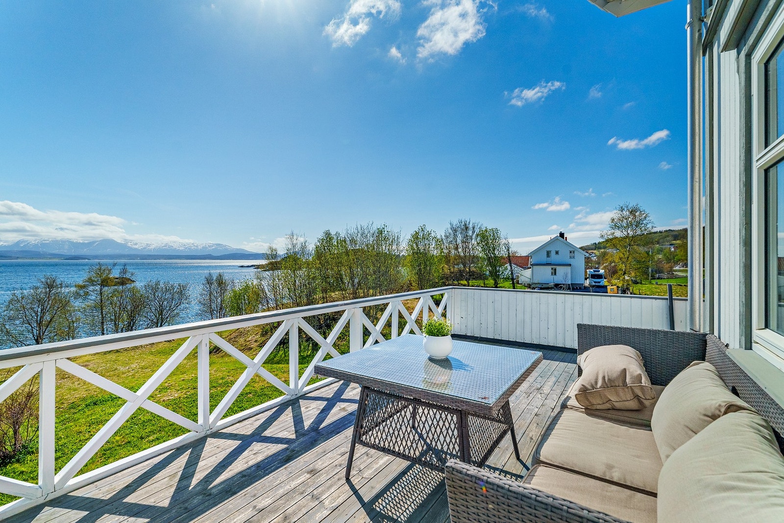 Fra balkongen kan du spasere rundt hjørnet og ned på marka Galleribilde