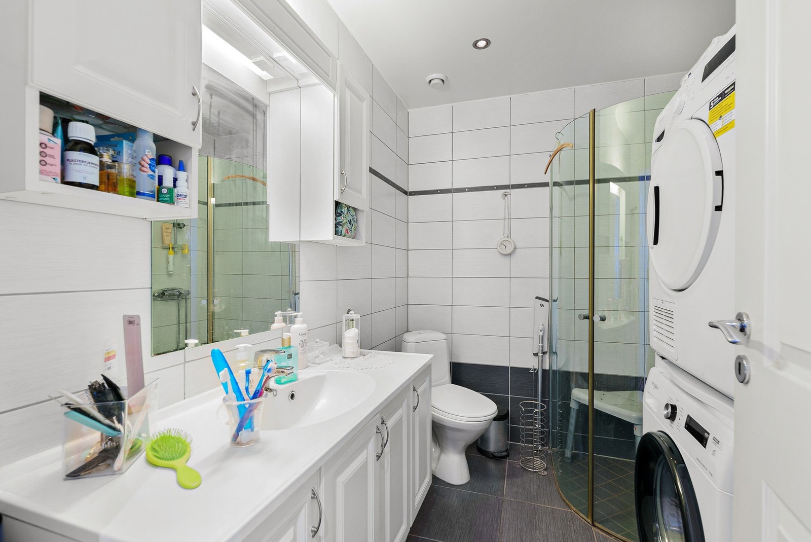 Bad - Vannbåren varme, balansert ventilasjon og ellers det man måtte trenge. Galleribilde