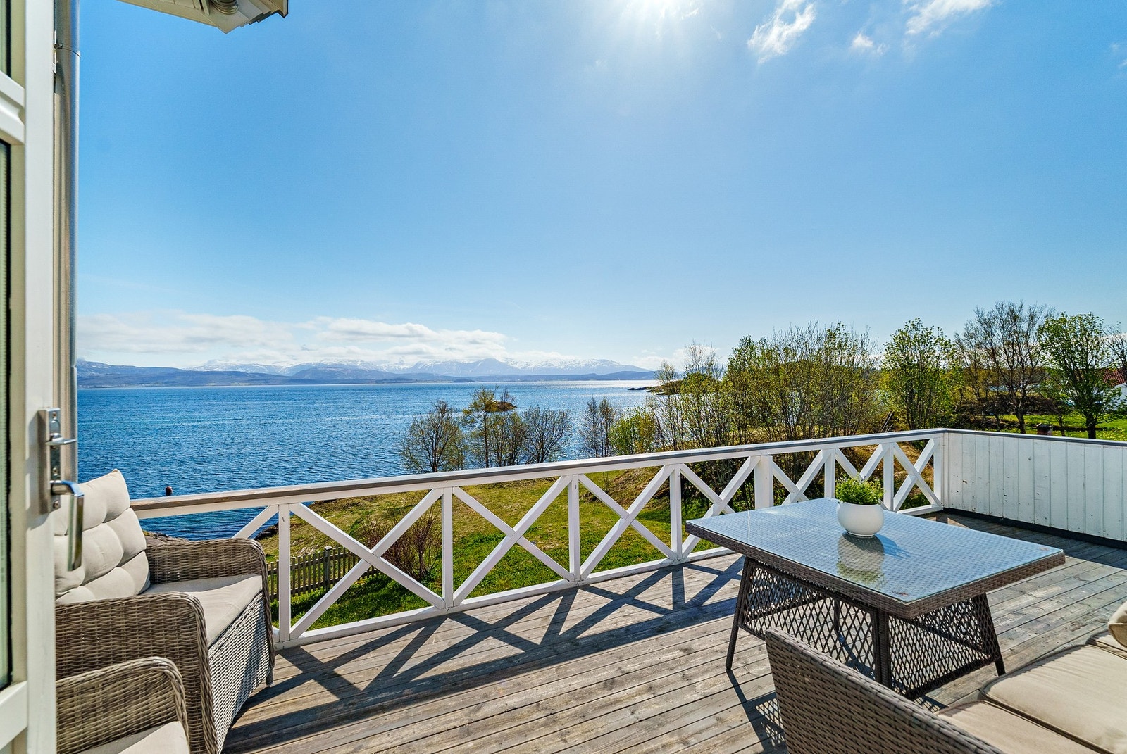 Boligens andre balkong mot sørøst og med tilgang til og fra marka. Galleribilde