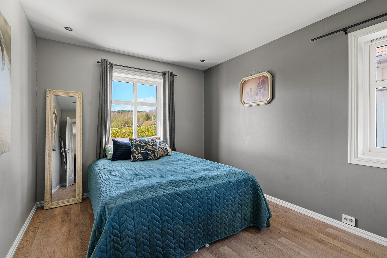 Soverom i første etasje - tilknyttet gang/entré Galleribilde