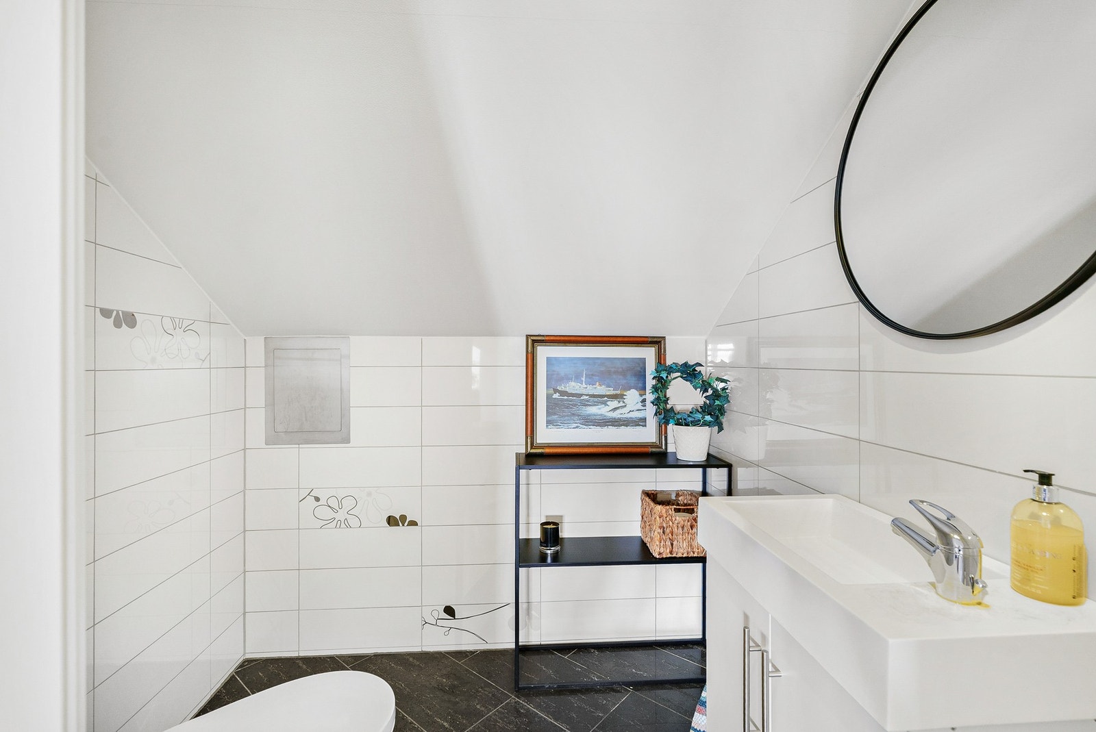 Oppført som bod i byggetegninger - Flislagt, vegghengt toalett og varme i gulv Galleribilde