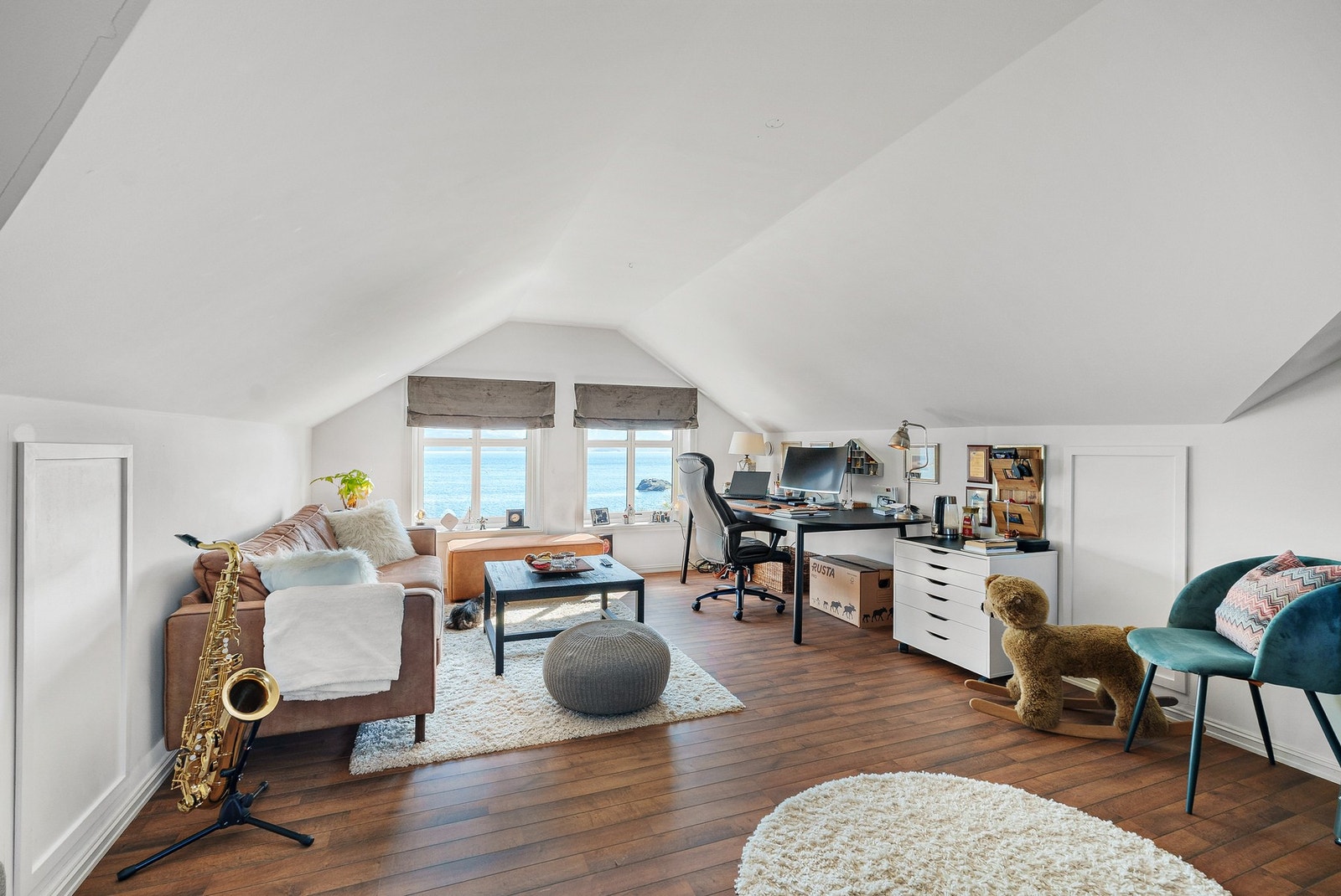 Loftstue med parkettgulv og store vinduer - innred som TV-stue eller kontor, en hyggelig plass å trekke seg tilbake Galleribilde