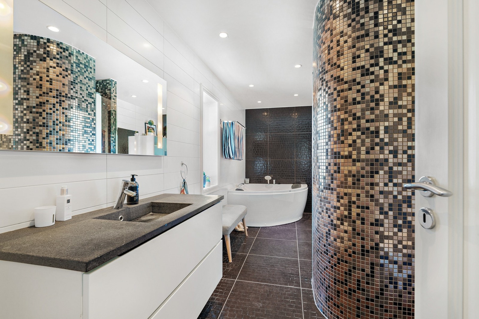 Luksuriøst og elegant bad - vannbåren varme i gulv Galleribilde