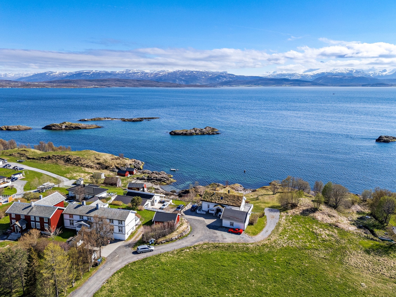 Eiendommen har adkomst via privat vei, se punkt adkomst. Galleribilde