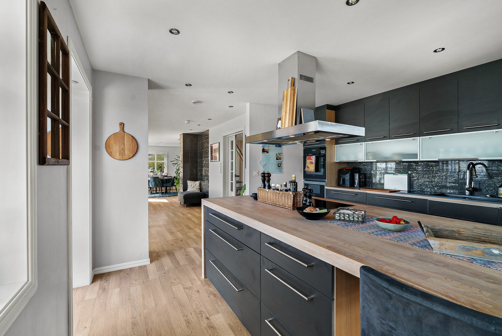 Parkett i stort sett hele huset Galleribilde