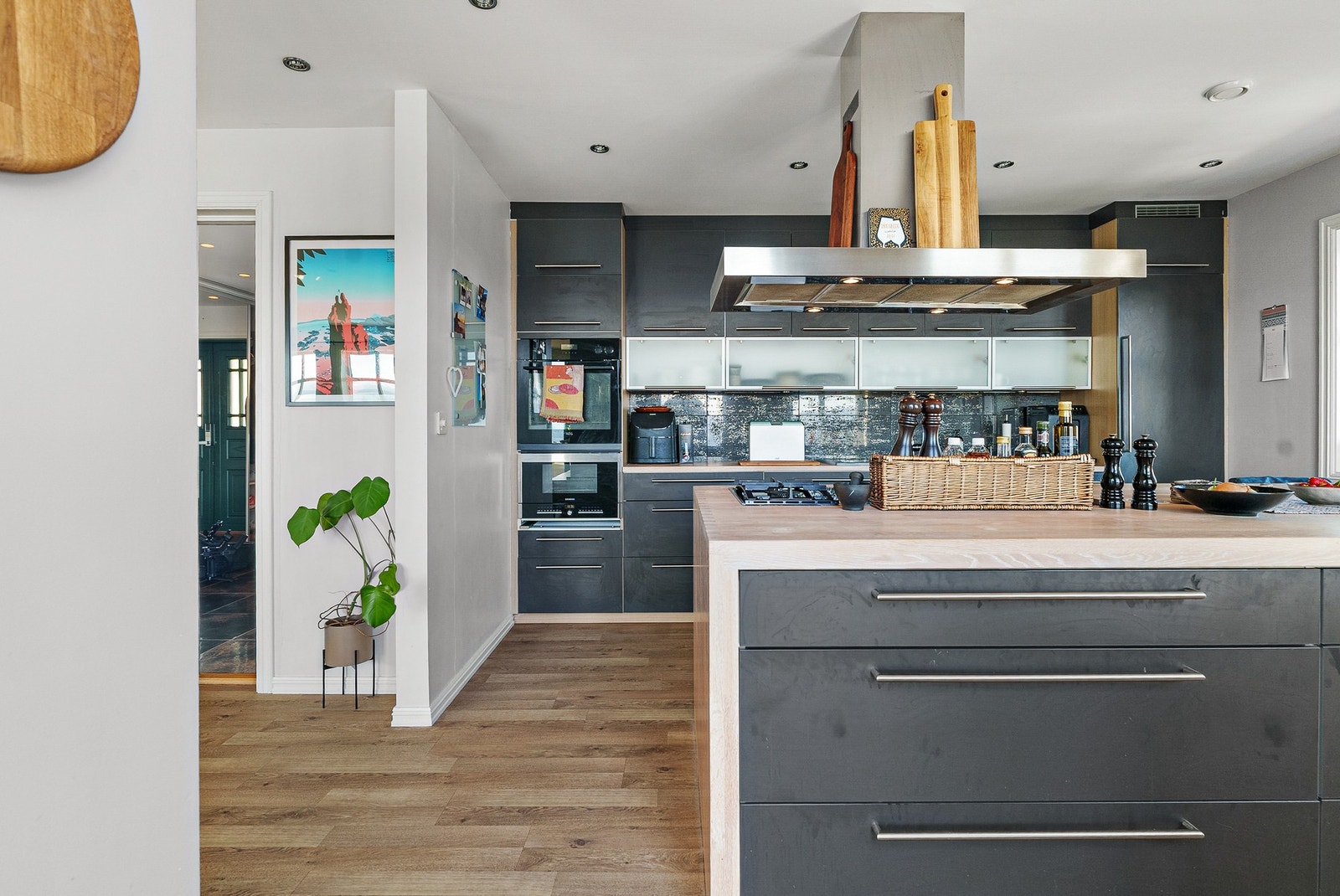 Benkeplate med gasskoketopp, integrerte hvitevarer og mekanisk avtrekk Galleribilde