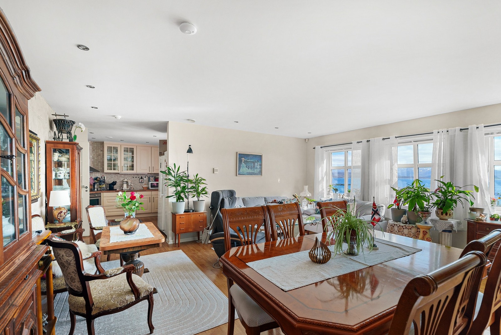 En lys og romslig utleieleilighet - Spotter i tak, varme i gulv og god utsikt og direkte tilgang til sørvendt uteareal Galleribilde