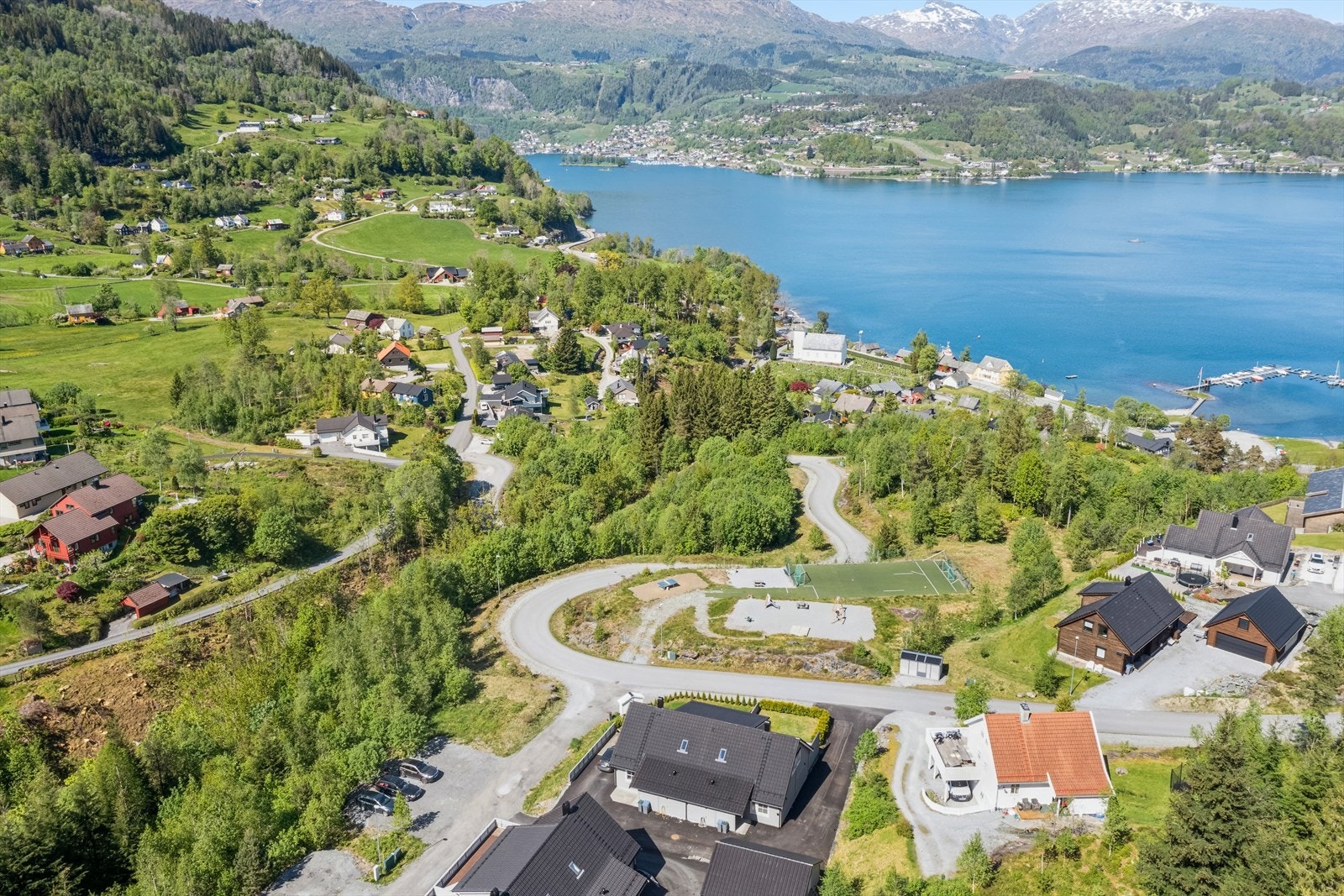 Fra Vikøy går det en flott gang- og sykkelsti helt til Norheimsund og videre til Øystese Galleribilde