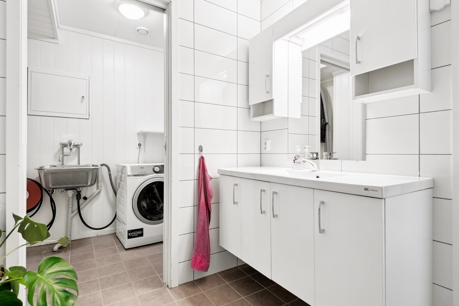 Det er ett bad i hver etasje - badet i 1. etasje er tilknyttet et praktisk vaskerom Galleribilde