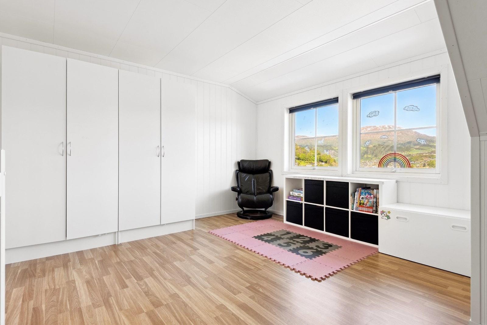 I 2. etasje er det en flott loftstue som kan benyttes både som tv-stue og til lek Galleribilde