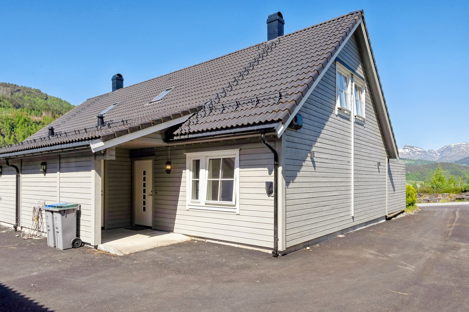 I det asfalterte tunet er det plass til parkering for flere biler, el-bil laderen er allerede på plass! Galleribilde