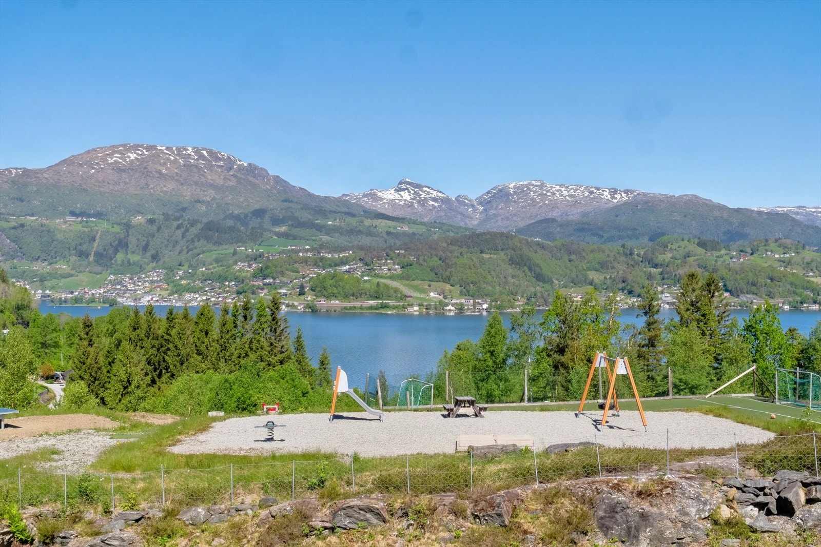 Vid og flott utsikt mot Hardangerfjorden og fjellene rundt Galleribilde