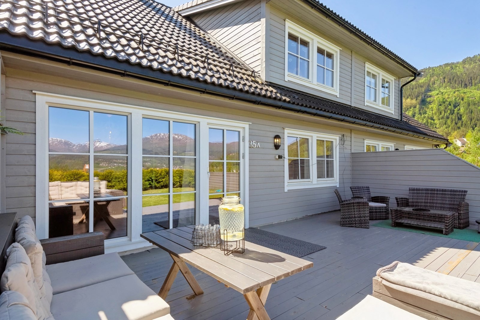 Denne flotte tomannsboligen fra 2013 har en innbydende solvendt terrasseplatting med gressplen foran Galleribilde
