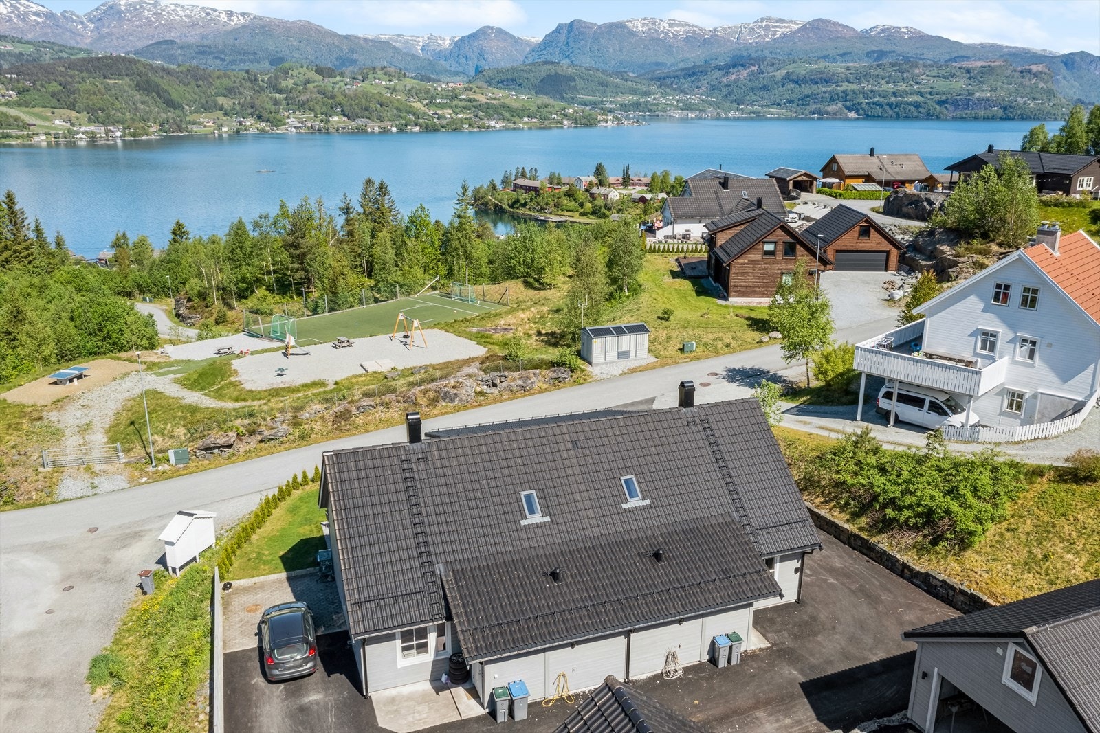 Boligen ligger fint til i et rolig og barnevennlig område, med lekeplass og fotballbane like ved Galleribilde