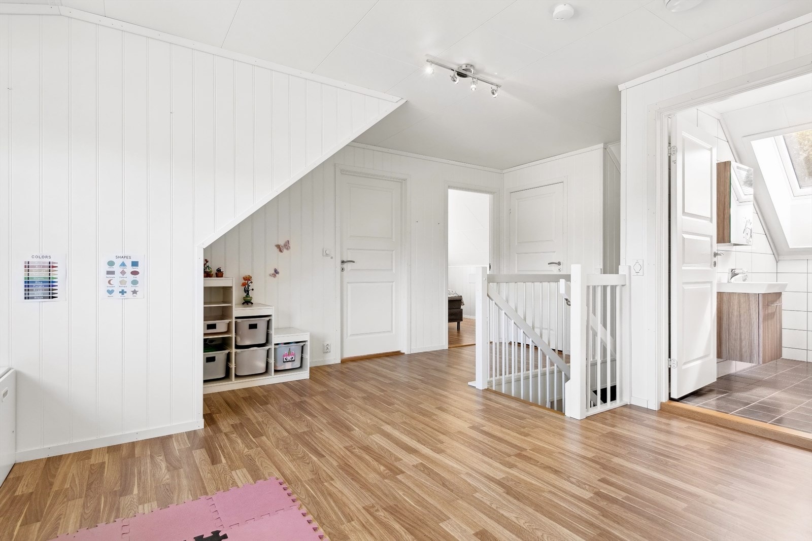 Fra stuen er det lett tilkomst til baderom og to soverom Galleribilde