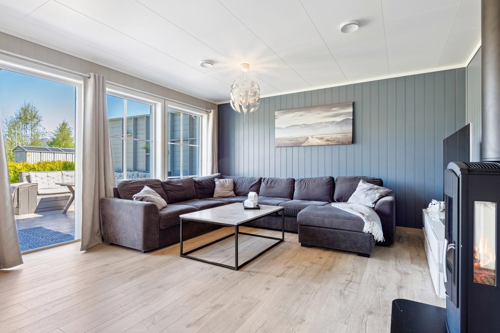 De store vinduene slipper rikelig med lys inn i stuen Galleribilde